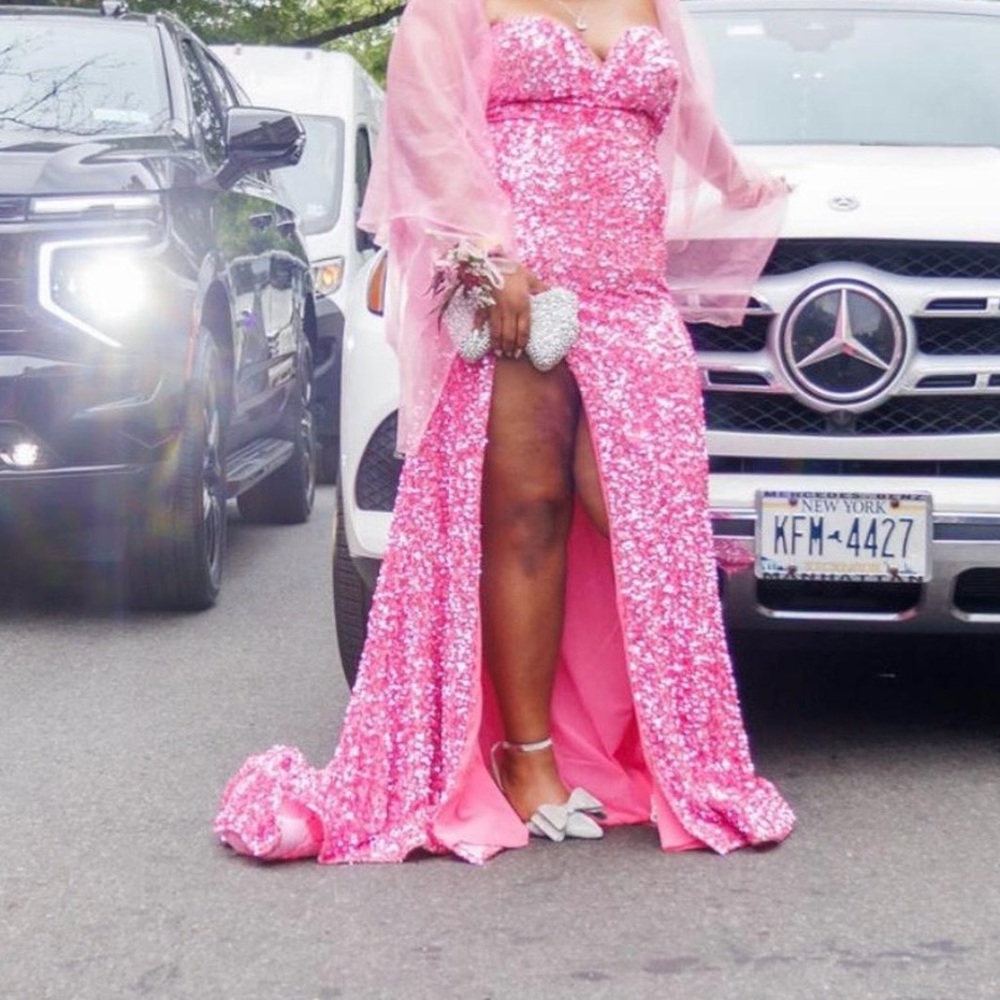 PROM ‼️‼️‼️‼️‼️Elegant Pink Sequin Evening Gown.  PERFECT FOR PROM 💖💖💖💖💖